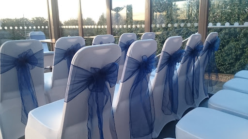 What color chair sashs should be chosen for different wedding themes?