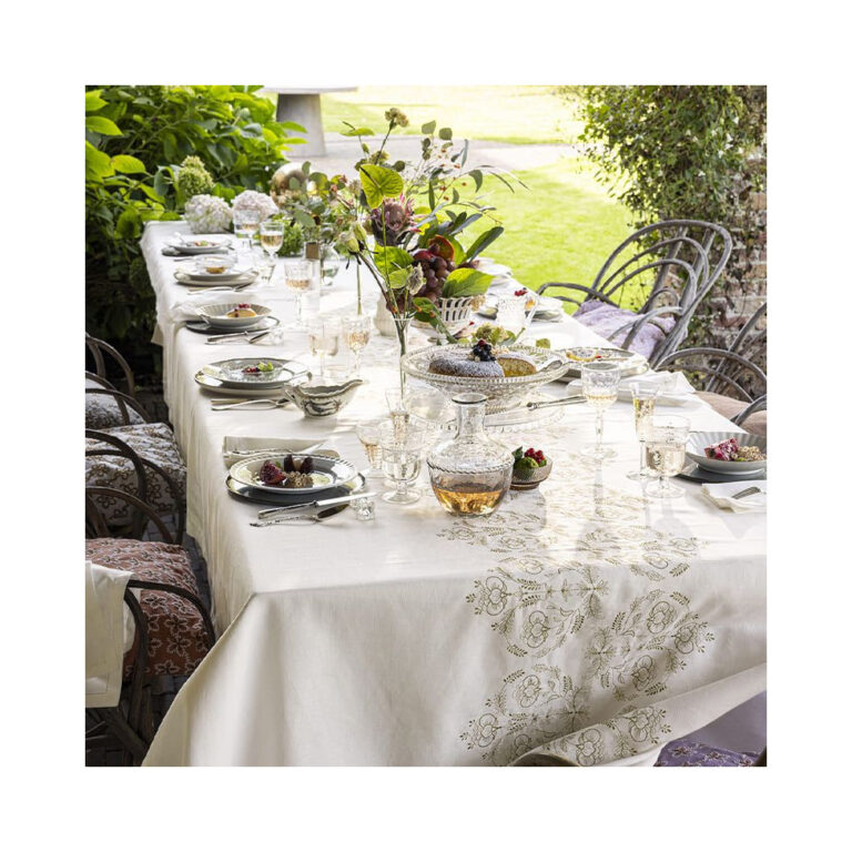 Linen embroidered tablecloth – an elegant upgrade for light luxury dining tables