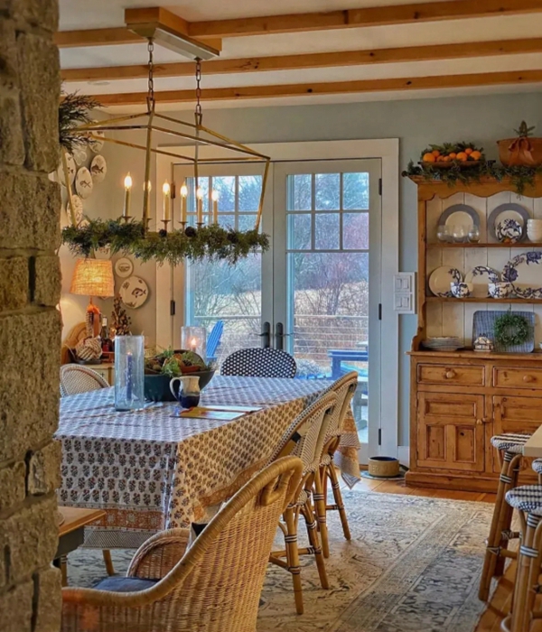 The material of the tablecloth enhances the texture of the home